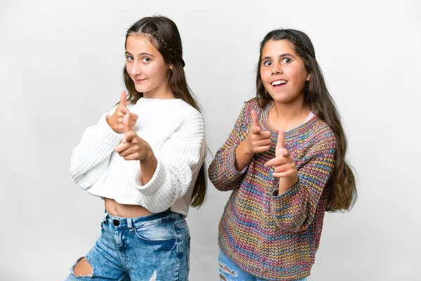Друзі Дівчата Над Ізольованим Білим Фоном Вказують Пальцем — стокове фото