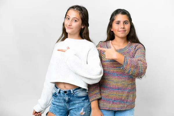 Amigos Chicas Sobre Fondo Blanco Aislado Señalando Dedo Hacia Lado —  Fotos de Stock