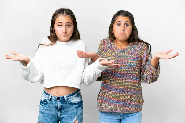 Freunde Mädchen Über Isoliertem Weißem Hintergrund Mit Zweifeln Und Verwirrtem — Stockfoto