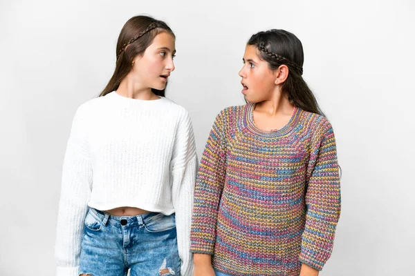 Amigos Meninas Sobre Isolado Fundo Branco Com Expressão Facial Surpresa — Fotografia de Stock