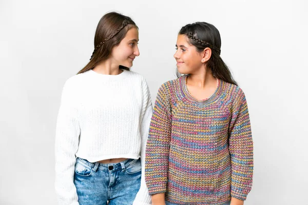 Amigos Meninas Sobre Isolado Fundo Branco Olhando Uns Para Outros — Fotografia de Stock