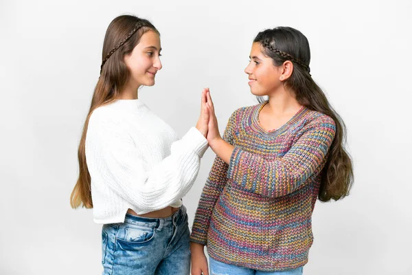 Freunde Mädchen Über Isolierten Weißen Hintergrund Stoßen Hände — Stockfoto