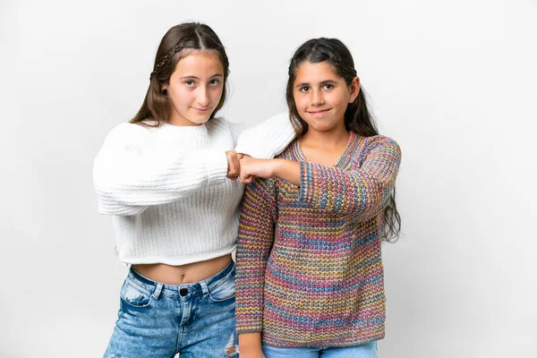Freunde Mädchen Über Isolierten Weißen Hintergrund Stoßen Fäuste — Stockfoto