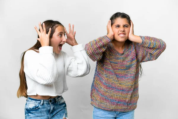 Arkadaşlar Soyutlanmış Beyaz Arka Planda Hayal Kırıklığına Uğramış Bağıran Kızlar — Stok fotoğraf