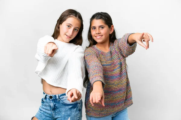 Друзі Дівчата Над Ізольованим Білим Фоном Вказують Пальцем Впевненим Виразом — стокове фото