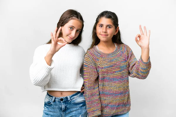 Друзі Дівчата Над Ізольованим Білим Тлом Показує Знак Пальцями — стокове фото