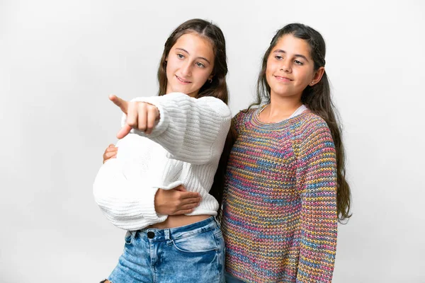 Amigos Chicas Sobre Aislado Fondo Blanco Presentando Una Idea Mientras — Foto de Stock