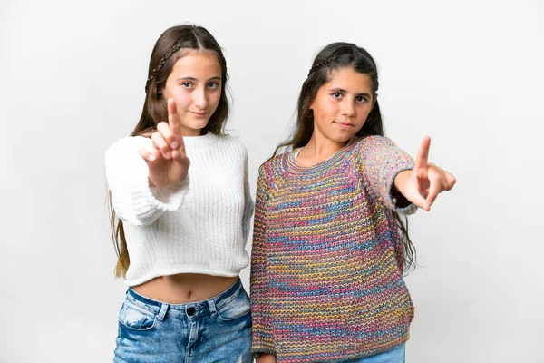 Przyjaciele Dziewczyny Odizolowanym Białym Tle Pokazując Podnosząc Palec — Zdjęcie stockowe