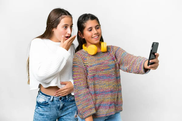 Przyjaciele Dziewczyny Odizolowanym Białym Tle Robi Selfie Telefonu — Zdjęcie stockowe