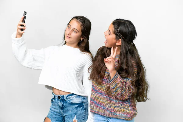 Amigos Chicas Sobre Aislado Fondo Blanco Haciendo Una Selfie Con —  Fotos de Stock