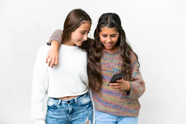 Amigos Chicas Sobre Fondo Blanco Aislado Enviando Mensaje Correo Electrónico —  Fotos de Stock