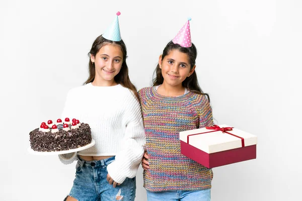 Przyjaciele Dziewczyny Gospodarstwa Prezent Tort Urodzinowy Odizolowanym Białym Tle Pozowanie — Zdjęcie stockowe