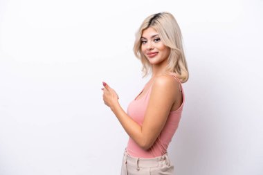 Beyaz arka planda izole edilmiş genç bir Rus kadın.