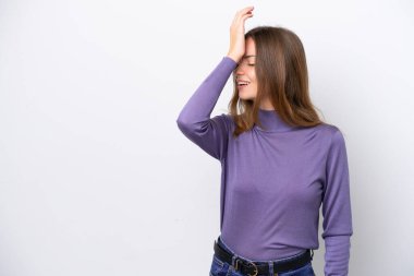 Beyaz arka planda izole genç beyaz kadın bir şey fark etti ve çözüme niyetlendi.