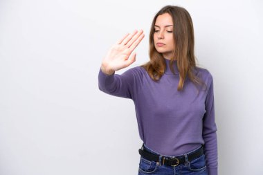 Beyaz arka planda izole edilmiş genç beyaz kadın dur hareketi yapıyor ve hayal kırıklığına uğruyor.