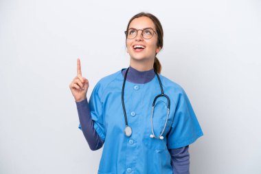 Beyaz arka planda izole edilmiş beyaz hemşire kadın yukarı bakıyor ve şaşırıyor.