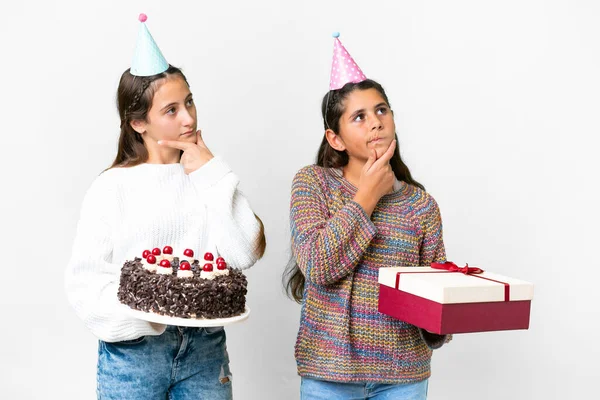 Barátok Lányok Kezében Ajándék Egy Születésnapi Torta Felett Elszigetelt Fehér — Stock Fotó