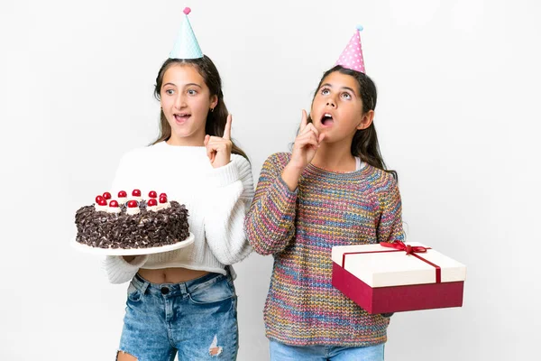 Amigos Meninas Segurando Presente Bolo Aniversário Sobre Fundo Branco Isolado — Fotografia de Stock