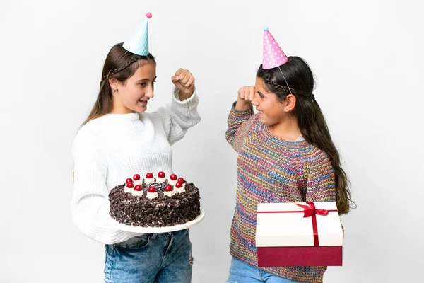 朋友们带着礼物和生日蛋糕 在孤独的白人背景下庆祝胜利 — 图库照片