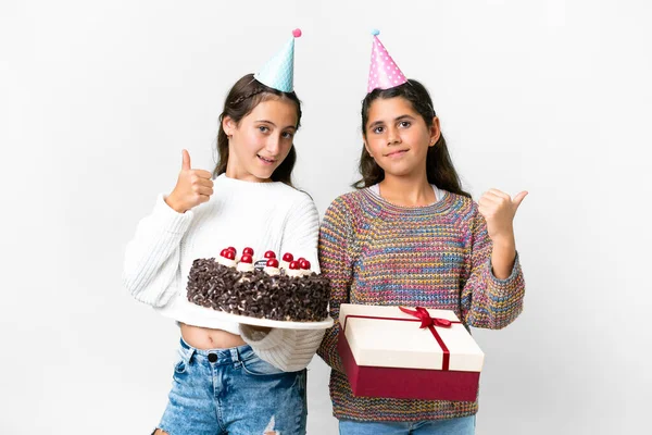 朋友们带着礼物和生日蛋糕 在孤独的白色背景下 双手举起大拇指 微笑着 — 图库照片