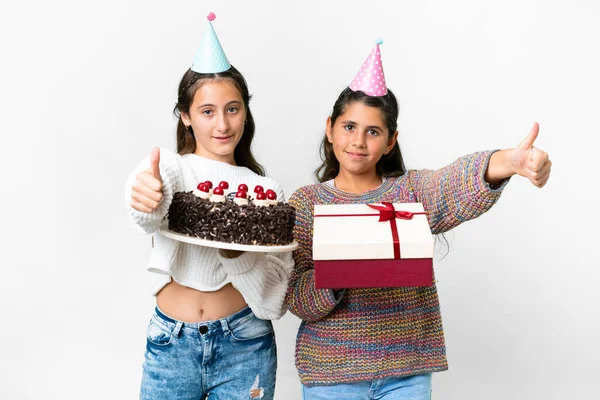Przyjaciele Dziewczyny Trzymając Prezent Tort Urodzinowy Odizolowanym Białym Tle Dając — Zdjęcie stockowe