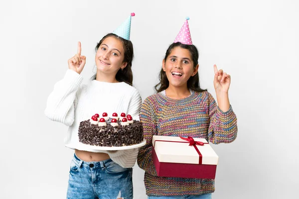 朋友们带着礼物和生日蛋糕 背景是孤立的白色 想在举手表决的同时实现这个解决方案 — 图库照片