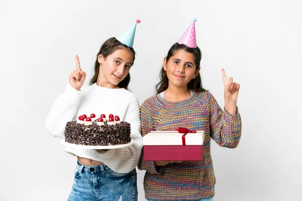 朋友们 女孩们带着礼物和生日蛋糕 站在孤独的白色背景上 举手表决 表示自己是最好的 — 图库照片