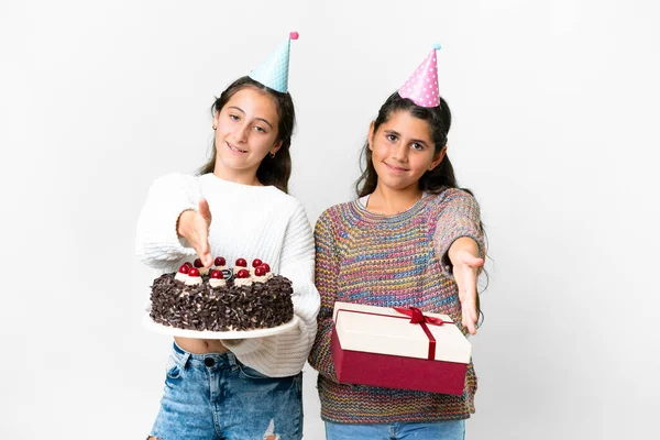 Amigos Niñas Sosteniendo Regalo Pastel Cumpleaños Sobre Fondo Blanco Aislado —  Fotos de Stock