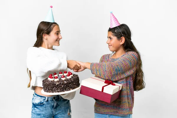 朋友们 女孩们在经过一番美好的握手之后 手里拿着礼物和生日蛋糕 与孤独的白色背景握手 — 图库照片