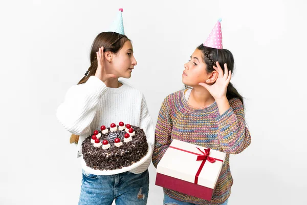 朋友们带着礼物和生日蛋糕 在孤独的白色背景下听着 用手捂住耳朵 — 图库照片
