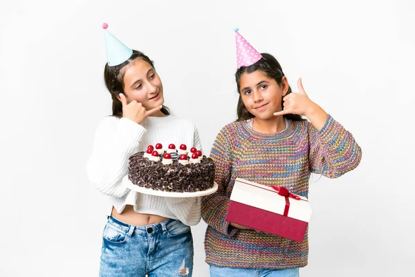 Amigos Niñas Sosteniendo Regalo Pastel Cumpleaños Sobre Fondo Blanco Aislado —  Fotos de Stock