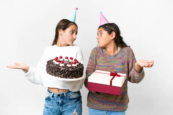 朋友们抱着礼物和生日蛋糕在孤独的白色背景上做着无关紧要的手势 同时抬起肩膀 — 图库照片