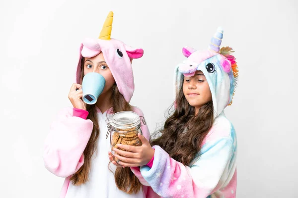 Vänner Flickor Med Enhörning Pyjamas Över Isolerad Vit Bakgrund — Stockfoto