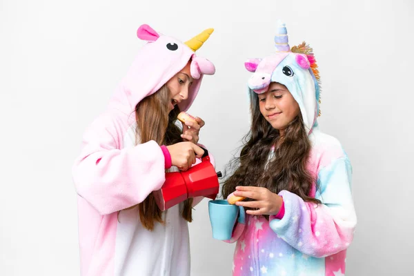 Freunde Mädchen Mit Einhorn Pyjama Über Isoliertem Weißem Hintergrund — Stockfoto
