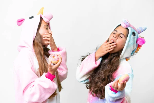 Друзья Девушки Пижаме Единорога Изолированном Белом Фоне — стоковое фото