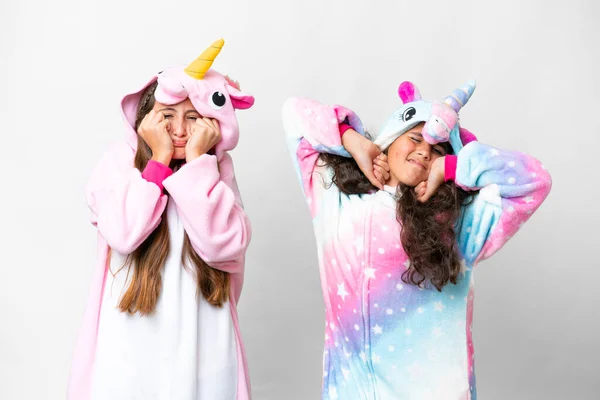 Amigos Chicas Con Pijama Unicornio Sobre Fondo Blanco Aislado — Foto de Stock
