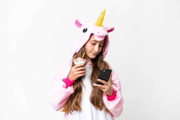 Mädchen Mit Einhorn Pyjama Über Isoliertem Weißem Hintergrund — Stockfoto