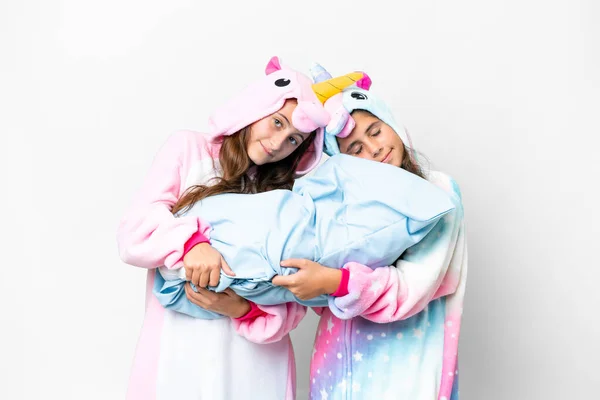 Freunde Mädchen Mit Einhorn Pyjama Über Isoliertem Weißem Hintergrund — Stockfoto