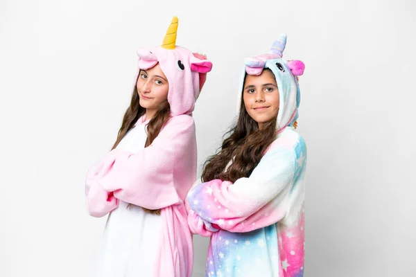Barátok Lányok Unikornis Pizsamában Izolált Fehér Háttér Tartja Karok Keresztbe — Stock Fotó