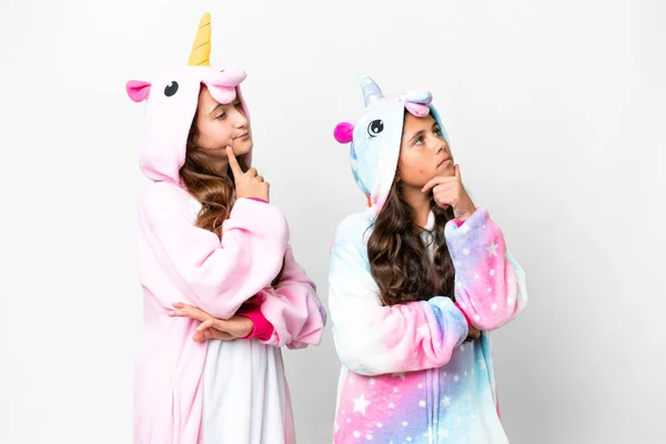 Tek Boynuzlu Pijamalı Kızlar Izole Edilmiş Beyaz Arka Plan Üzerinde — Stok fotoğraf