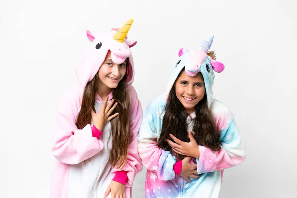 Vrienden Meisjes Met Eenhoorn Pyjama Geïsoleerde Witte Achtergrond Glimlachen Veel — Stockfoto