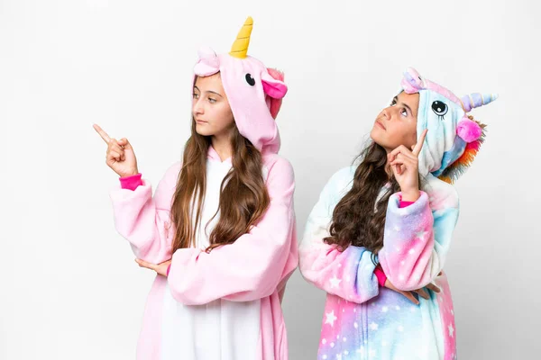 Přátelé Dívky Jednorožec Pyžama Přes Izolované Bílé Pozadí Ukazuje Skvělý — Stock fotografie