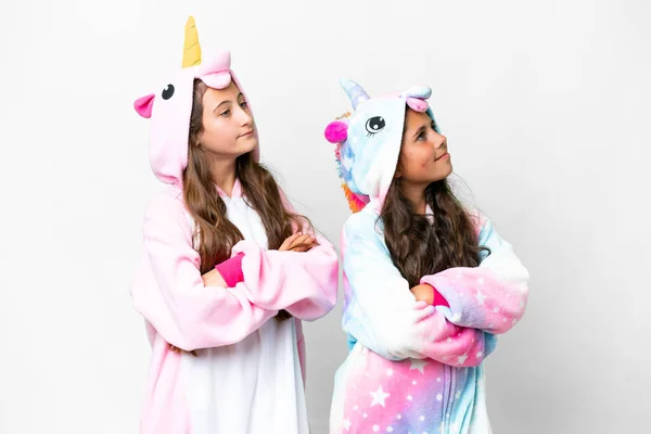 Barátok Egyszarvú Pizsamás Lányok Izolált Fehér Háttér Néz Fel Miközben — Stock Fotó