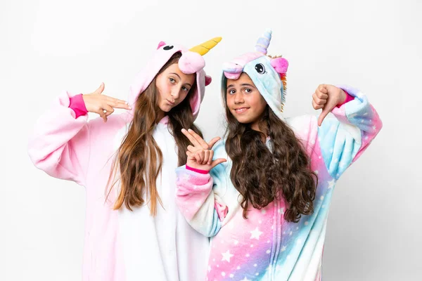 Amigos Meninas Com Pijama Unicórnio Sobre Isolado Fundo Branco Orgulhoso — Fotografia de Stock