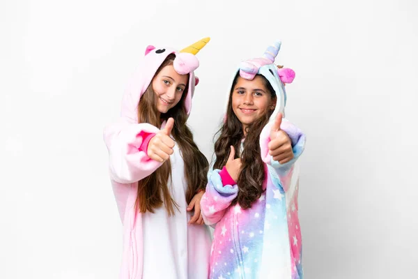 Przyjaciele Dziewczyny Piżamie Jednorożca Białym Tle Dając Kciuki Górę Gest — Zdjęcie stockowe
