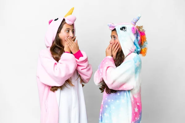 Vrienden Meisjes Met Eenhoorn Pyjama Geïsoleerde Witte Achtergrond Bedekken Mond — Stockfoto