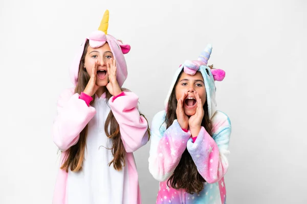 Barátok Lányok Unikornis Pizsamában Izolált Fehér Háttér Kiabál Bejelent Valamit — Stock Fotó