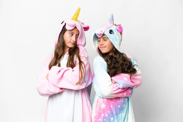 Barátok Lányok Unikornis Pizsama Felett Elszigetelt Fehér Háttér Néz Válla — Stock Fotó