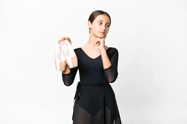Mujer Joven Practicando Ballet Sobre Fondo Blanco Aislado Pensando Una — Foto de Stock