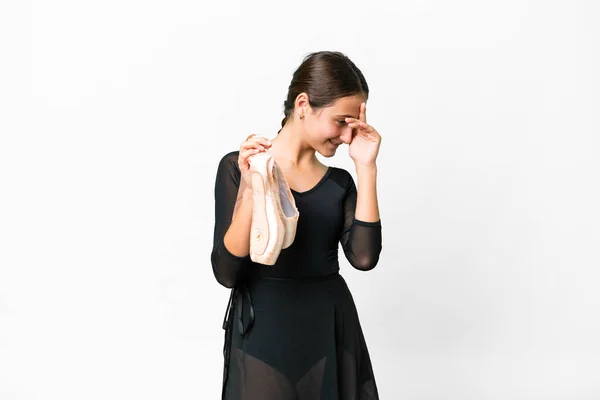 Mujer Joven Practicando Ballet Sobre Fondo Blanco Aislado Riendo —  Fotos de Stock